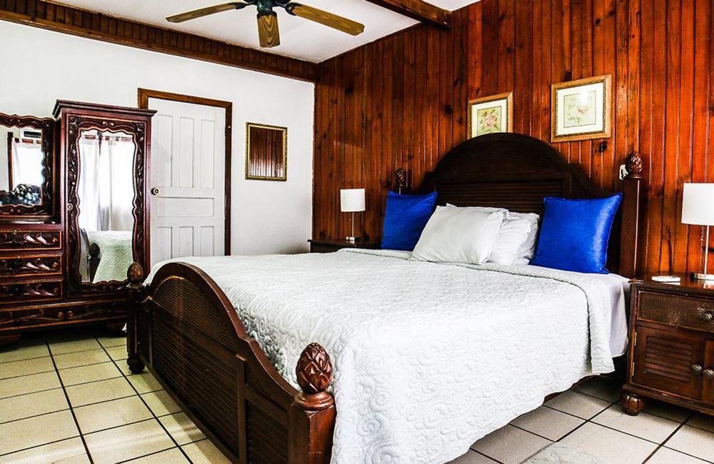 Fosters West Bay Resort Zewnętrze zdjęcie